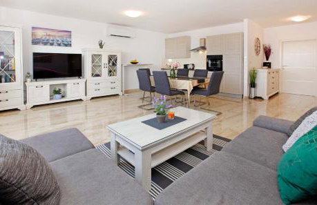 Modern 2-Bed Apt, Late check in available - Photo 48