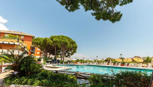 "The Lavender Spot" piscina, accesso alla spiaggia - Foto 5, sunbed, Garden view