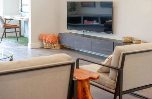 Beautiful Modern 3BR in the Grove ABODEbucks - Photo 17