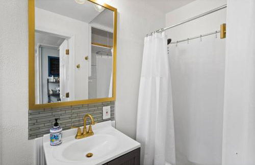 Cozy Bungalow 10 Min to DTWN CLE - Foto 6