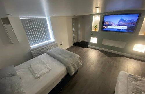 Luxury 3-Bed House-Jaquzzi Bath-Private Parking- suitable for contractors - Foto 12