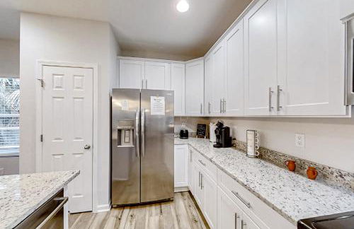 Newly-built 2-story home near the ocean with patio, washer/dryer, streaming - Photo 11