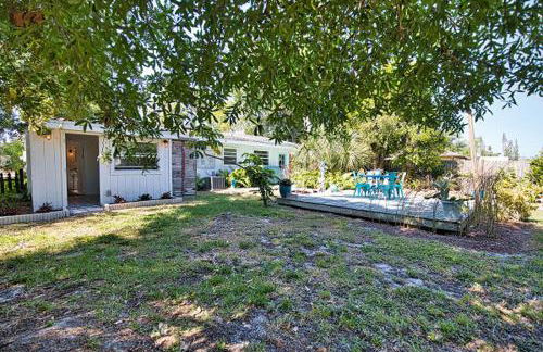 Pet Friendly & Firepit Minutes to Beach Sleeps 6 - Foto 56