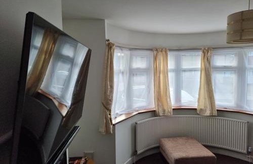 Entire 3 bedroom home with Parking in Welling, London, UK - Photo 74