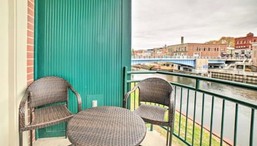 Luxe Manistee Condo with Balcony and River Views! - Foto 2