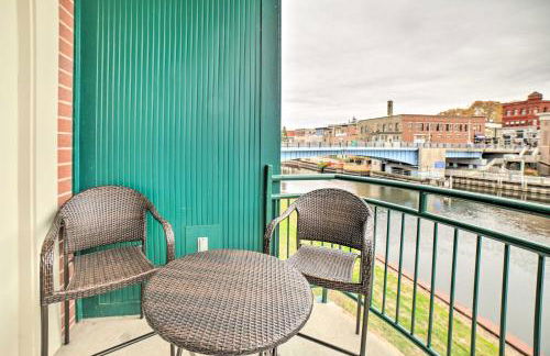 Luxe Manistee Condo with Balcony and River Views! - Foto 2