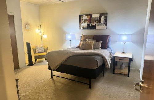 Downtown Condo Above Restaraunts- Free Parking - Foto 38