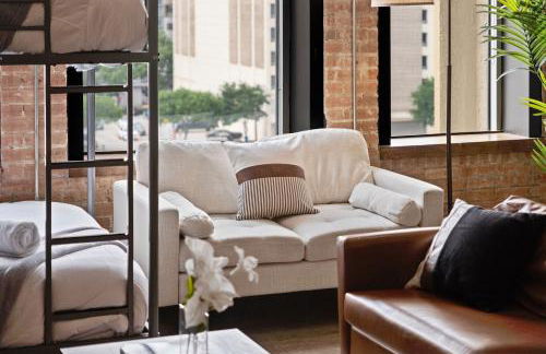 Stunning Downtown Apartment with Pool, Laundry, Parking - Foto 15