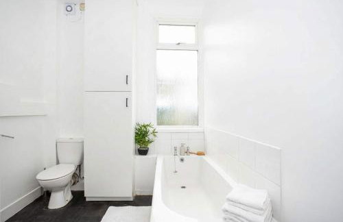 Modern 3 Bedroom Home with Parking in Southend - Foto 28