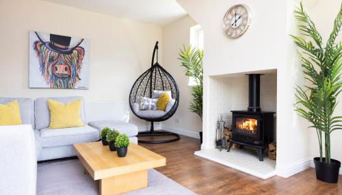 JOIVY Greenknowes Cottage with Hot Tub & Fireplace - Foto 5