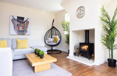 JOIVY Greenknowes Cottage with Hot Tub & Fireplace - Photo 5