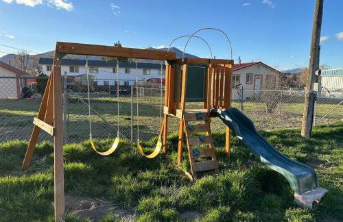 Cozy Cabin in the City of Winnemucca plus GYM - Foto 14