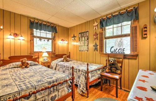 Pet-Friendly Cabin with Fire Pit, BBQ and Great Deck! - Foto 10