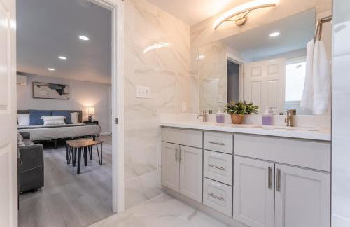 Burien's Top Unit with Spa-Inspired Bathroom - Foto 19