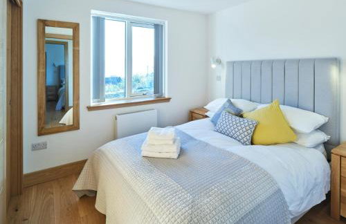 White Watch - Photo 9