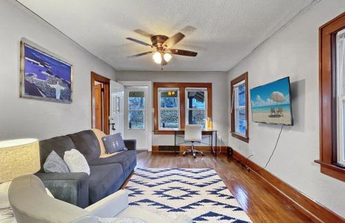 Roomy 4BR by Drake Sleeps 13 HUGE yard - Foto 16