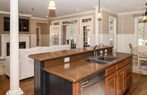 Exquisite home with pool, enclosed yard, fireplace, central AC, & washer/dryer - Foto 13