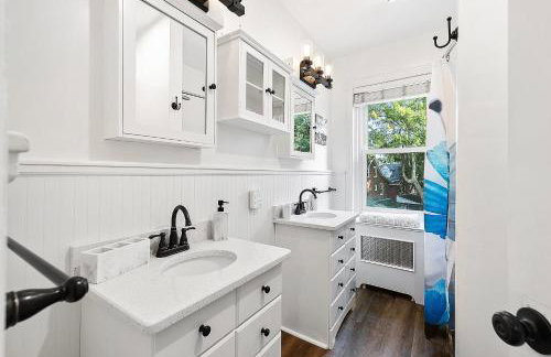 Main Line Manor 3BR with King Beds & Patio & Backyard - Foto 23