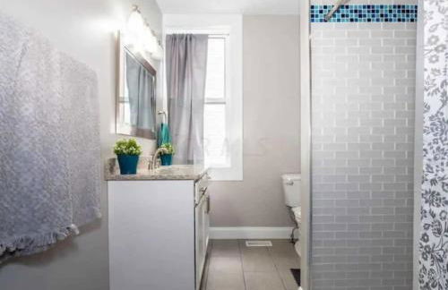 Jungle House Columbus Downtown Free Parking Sleeps 8 - Near Convention Center & Nationwide Arena - 2BR Short North Luxury Home - Over 5,800 Five Star Stays - Foto 3