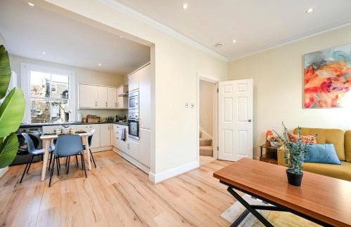 Modern 2BR Apartment for Contractors, Balcony & Fast Wi-Fi, W6 - Foto 38