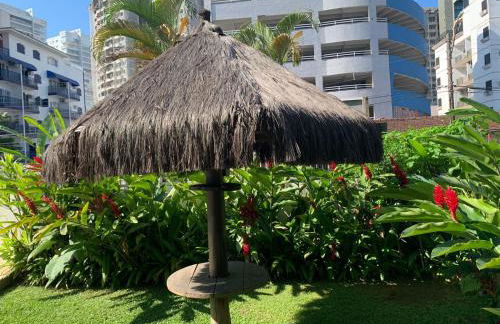 Apartamento Praia das Astúrias, 2 minutos de caminhada para praia, piscina, garagem demarcada, cama Queen - Foto 15