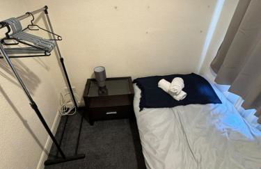 Modern 3-Bed Home with Parking & Garden Wolverhampton - Photo 10