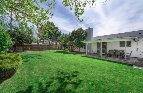 KING BED/Fresh Home/Seperate Big Screen Rooms/Park - Photo 29