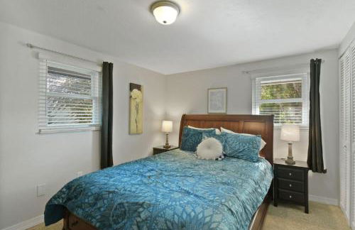 Spacious Retreat Fenced Yard Screened Deck - Photo 14