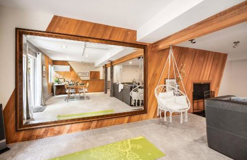 Kirkland Oasis Chic Basement Retreat with Hot Tub - Foto 1