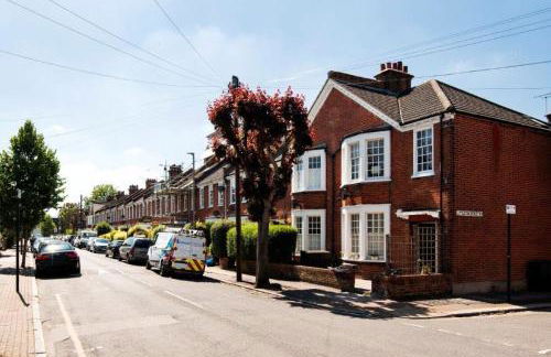 Modern Family Home in London Close to Amenities and Train - Foto 16