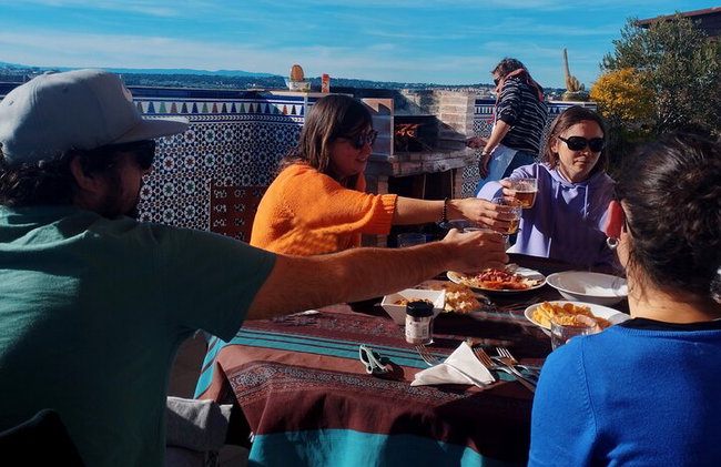 Paella tradicional Valenciana, cocinada con leña de naranjo. - Foto 9