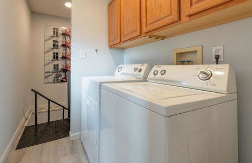 Majestic - Modern Cabin, Hot Tub, & Game Room! - Foto 21