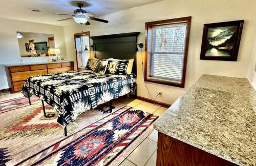 Secluded Riverfront Cabin with Bluff Views, Gated Privacy & Scenic Trail Access in Tahlequah, Oklahoma - Foto 26
