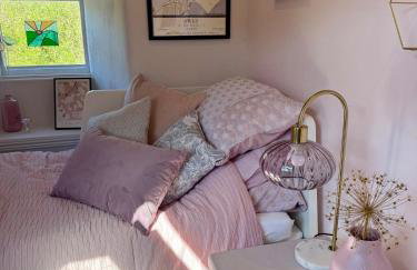 Charming Escape - Dog-Friendly Writer's Stone Cottage in the Stroud Valleys - Photo 3