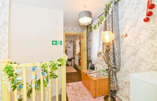 3 Bed House - Sleeps 7 - Parking - Wifi - Foto 3