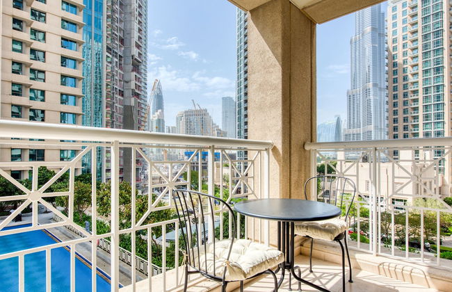 Maison Privee - Radiant Urban Retreat with Iconic Burj Khalifa Vws - Photo 28