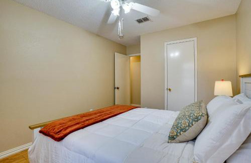 Family Getaway with Fenced Yard in Haltom City! - Foto 22