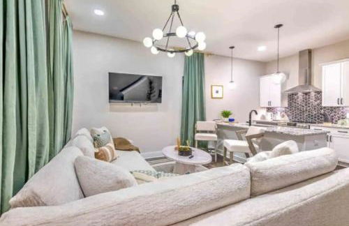 Luxury four-story Home, Rooftop Deck with views, PingPong! Sleeps 12! - Photo 11