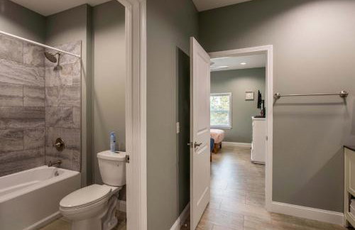 3BR House By Lake with BBQ Fire Pit & EV Charger - Foto 29