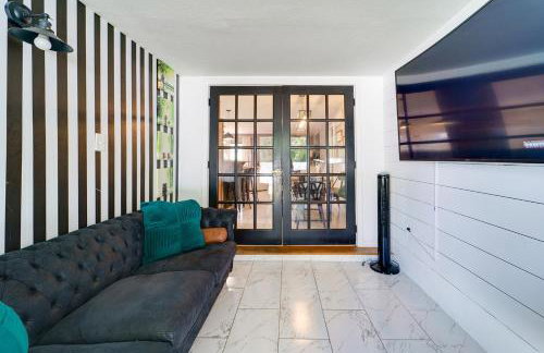 Lounge Area Office Fenced Yard Near It All - Photo 33