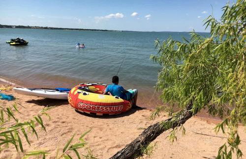Peaceful Lakefront Cabin with Loft, Beach Access & Sunset Views in Buchanan Dam, Texas - Foto 12