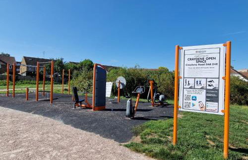 Lovely 4 bed house with patio & bbq - Photo 25