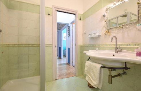 3 Bedroom Amazing Apartment In Genova - Foto 16