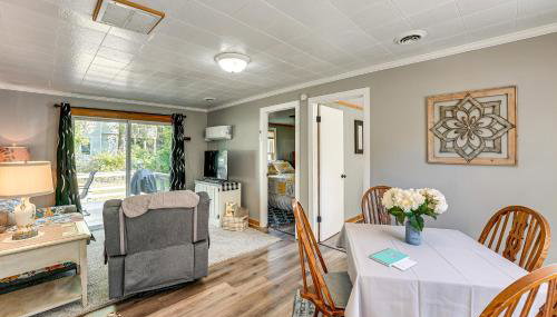 Wayland Retreat with Deck Walk to Downtown! - Foto 5