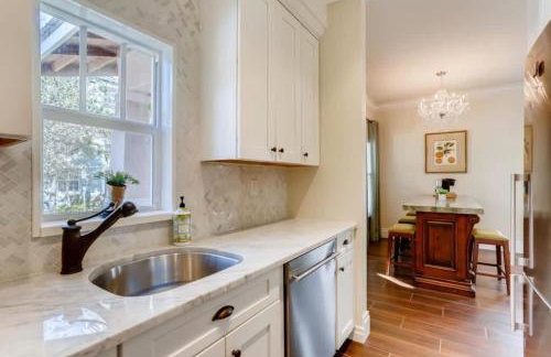 The Pink House - Bask in Style Steps from the Convention Center - Foto 7