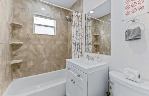 Spacious 5BR Home with Pool, Near Downtown & Beach - Foto 18