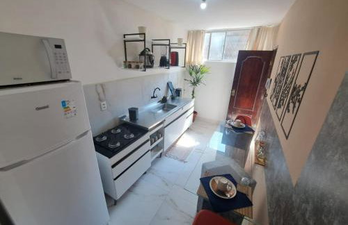 Barra - Espaçoso Apt frente Shopping Barra - 100 m2, 2 quartos, varanda, sala, banheiro e cozinha completa, 2 camas casal, 1 cama de solteiro, 1 sofá cama - Foto 45