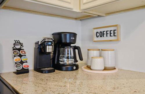 Center St Retreat - 1 Block from Downtown! - Foto 37