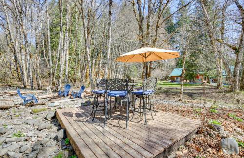 Peaceful Rhododendron Cabin with Fire Pit and Hot Tub! - Foto 30