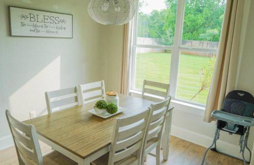 The Haven on Loveless Street with Game Room - Foto 21